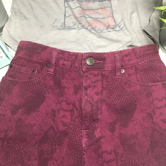 BDG HIGH RISE CHEEKY BURGUNDY SNAKE SKIN SHORT - Picture 2 of 8